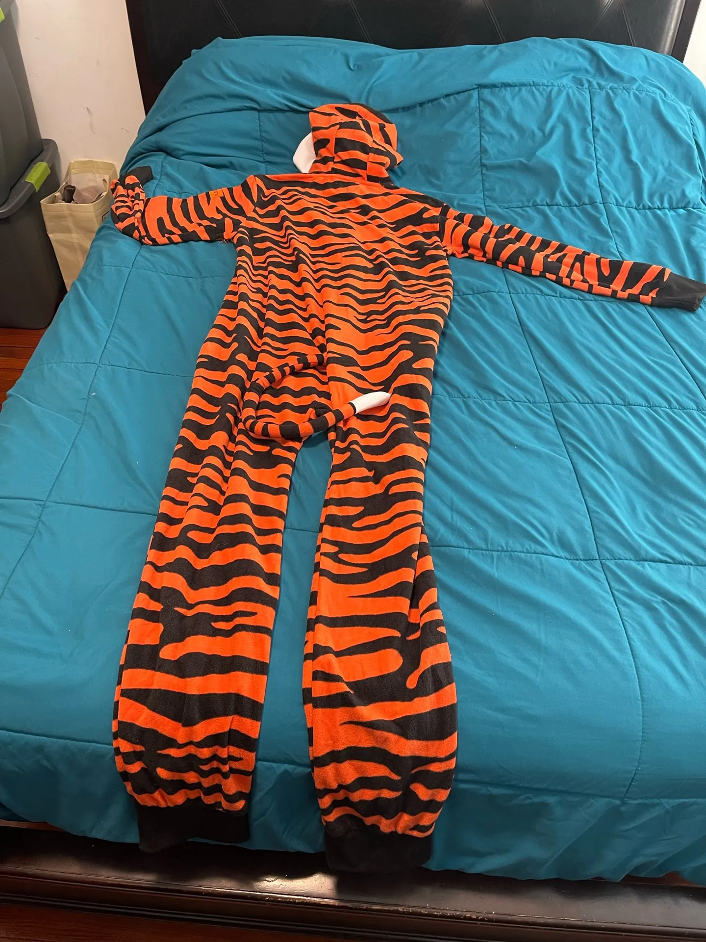 Adult tipsy elves tiger costume XL - Image 5