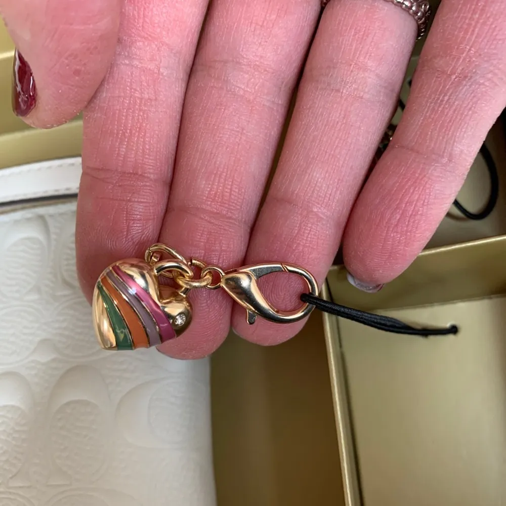 Authentic COACH EMBOSSED LOGO ZIP WALLET /2 CHARMS❤️❤️‍🔥 - Image 4