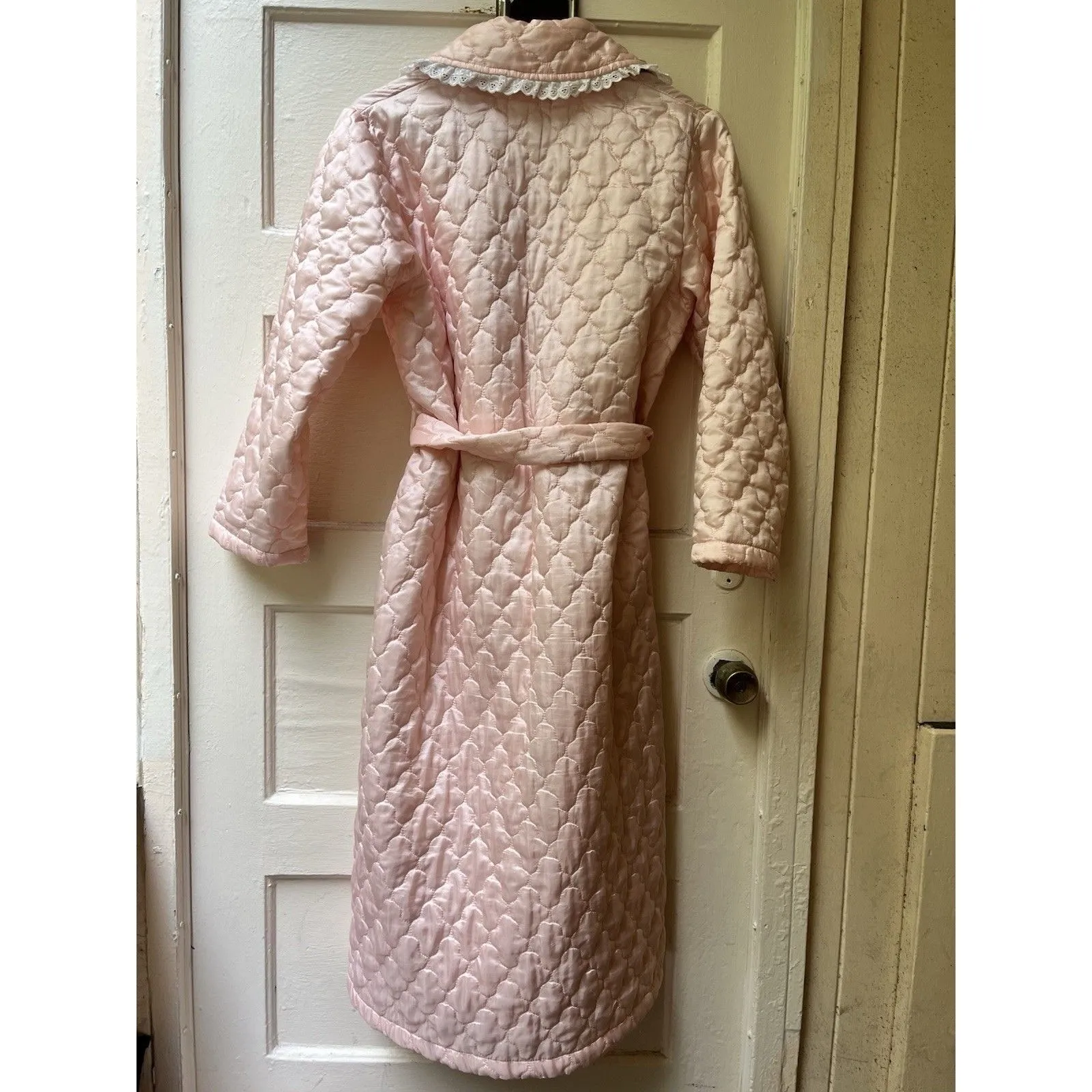Vintage Cottagecore Grannycore Quilted Robe M Pink Floral Embroidered Rustic Size M - Image 2
