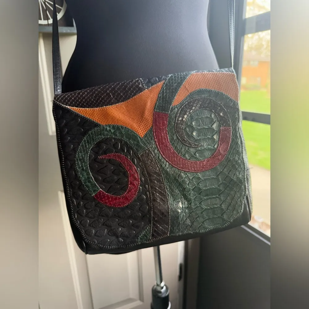 Vintage Carlos Falchi snakeskin leather abstract fold over shoulder purse - Image 3