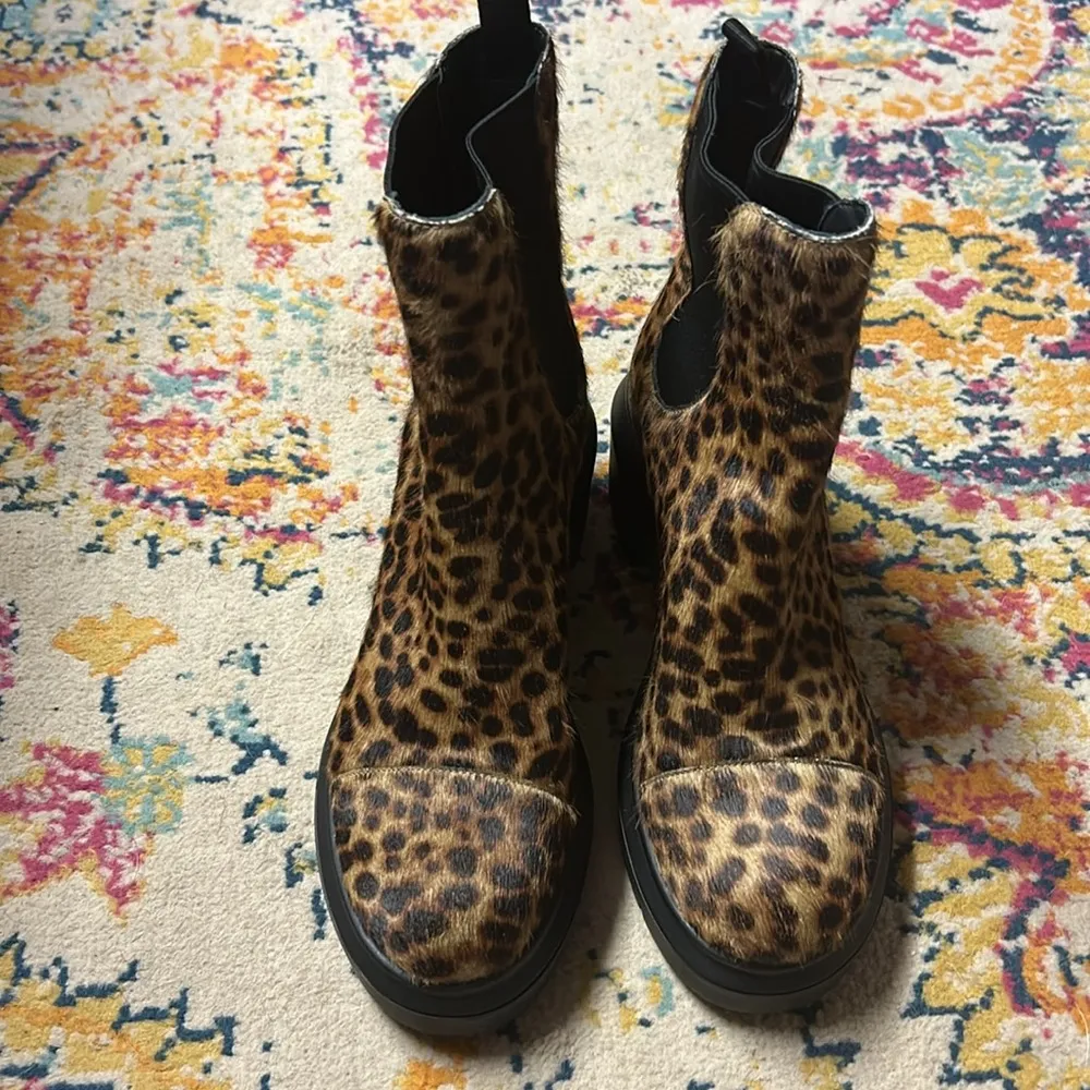 Stuart Weitzman Norah Leopard Print Fur Chelsea Booties SZ 6.5 Wide - Image 5