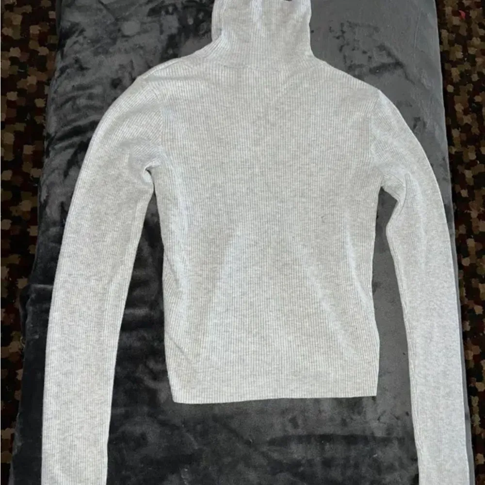 Brandy Melville grey sweater - Image 4