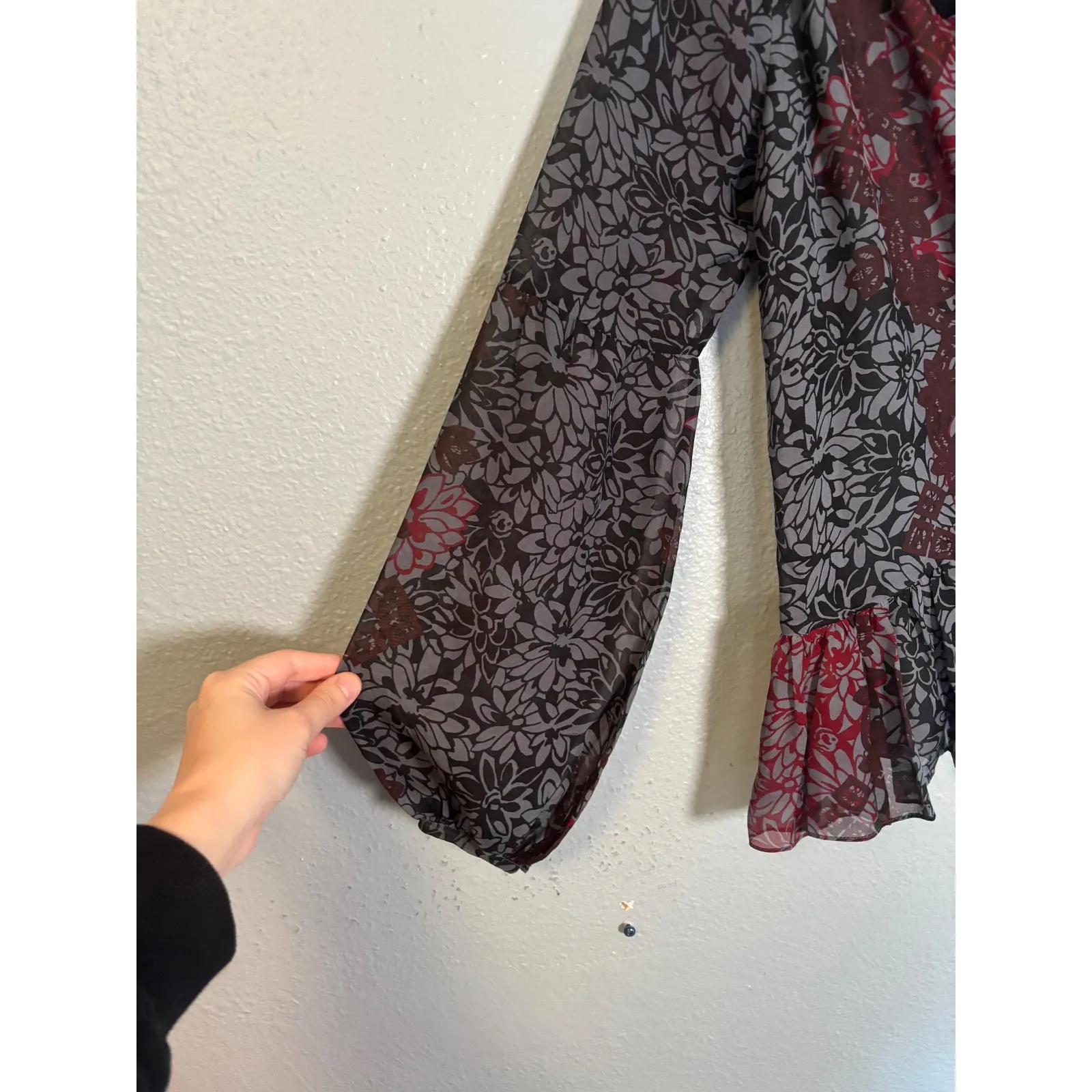 Cinq a Sept Floral Silk Sheer Black Red Blouse Tie Back Size XS Ruffle - Image 9