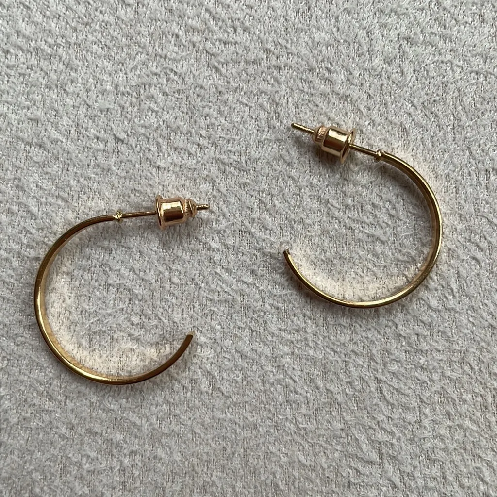 Open hoop earrings in gold - Image 3