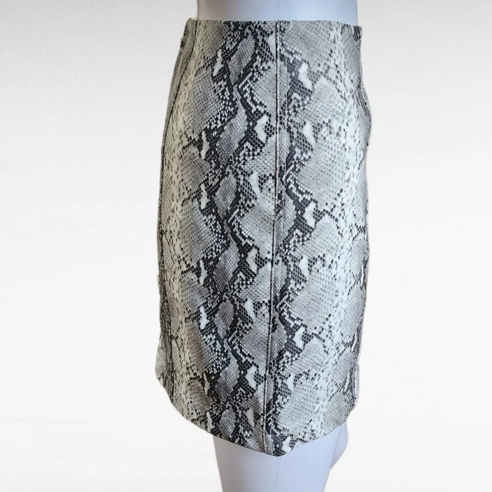 Wild Honey Gray & Ivory Reptile Faux Leather Mini Skirt Size Medium - Image 4