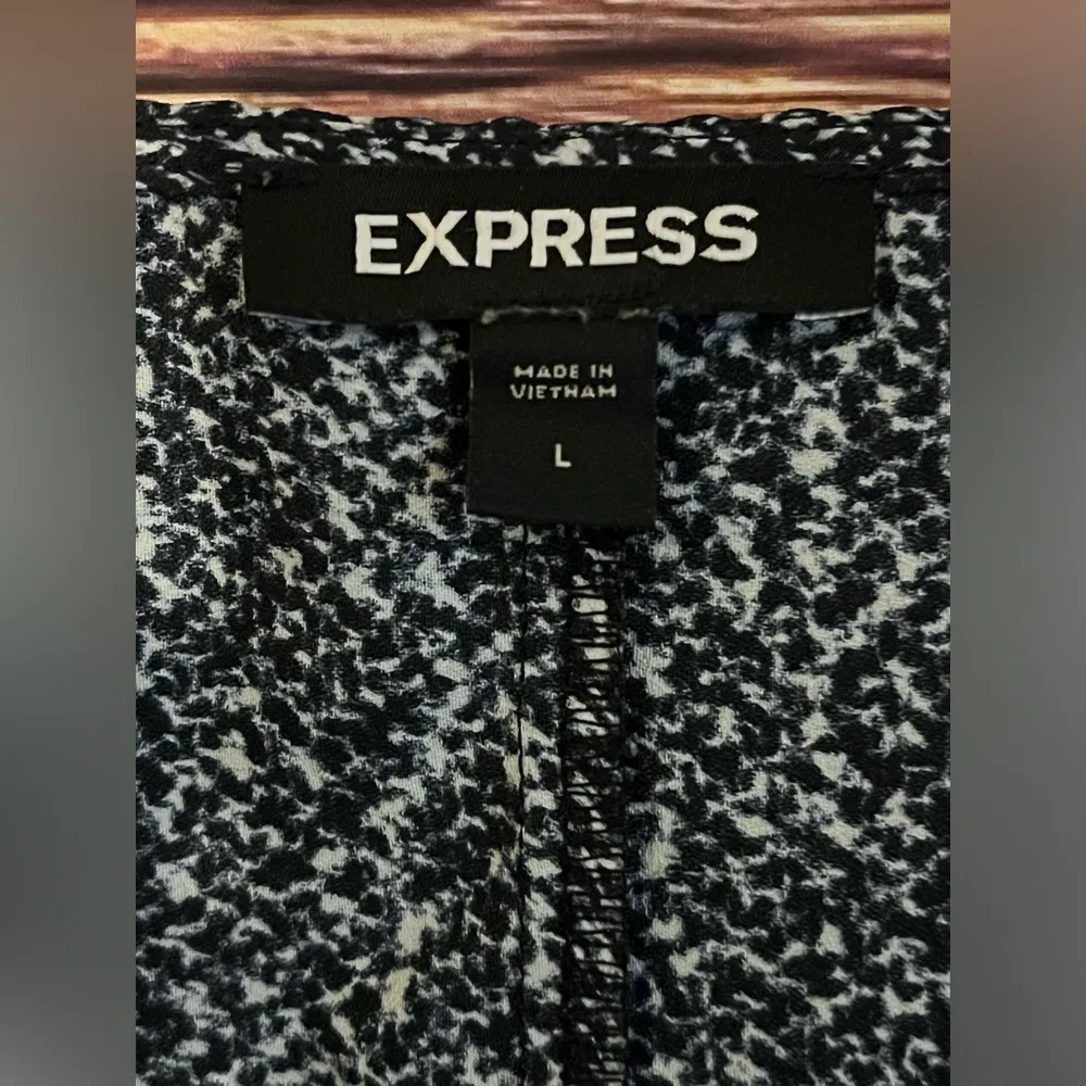 EXPRESS  Blue Pebbled Long Sleeved Crop Top. Size Large - Image 2