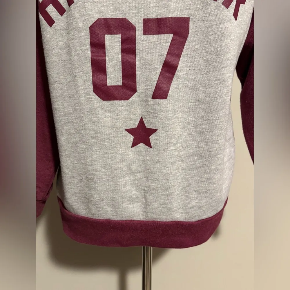 EUC Warner Bros Harry Potter Gray and Burgandy Quidditch Crewneck Sweater size L Red Size L - Image 8