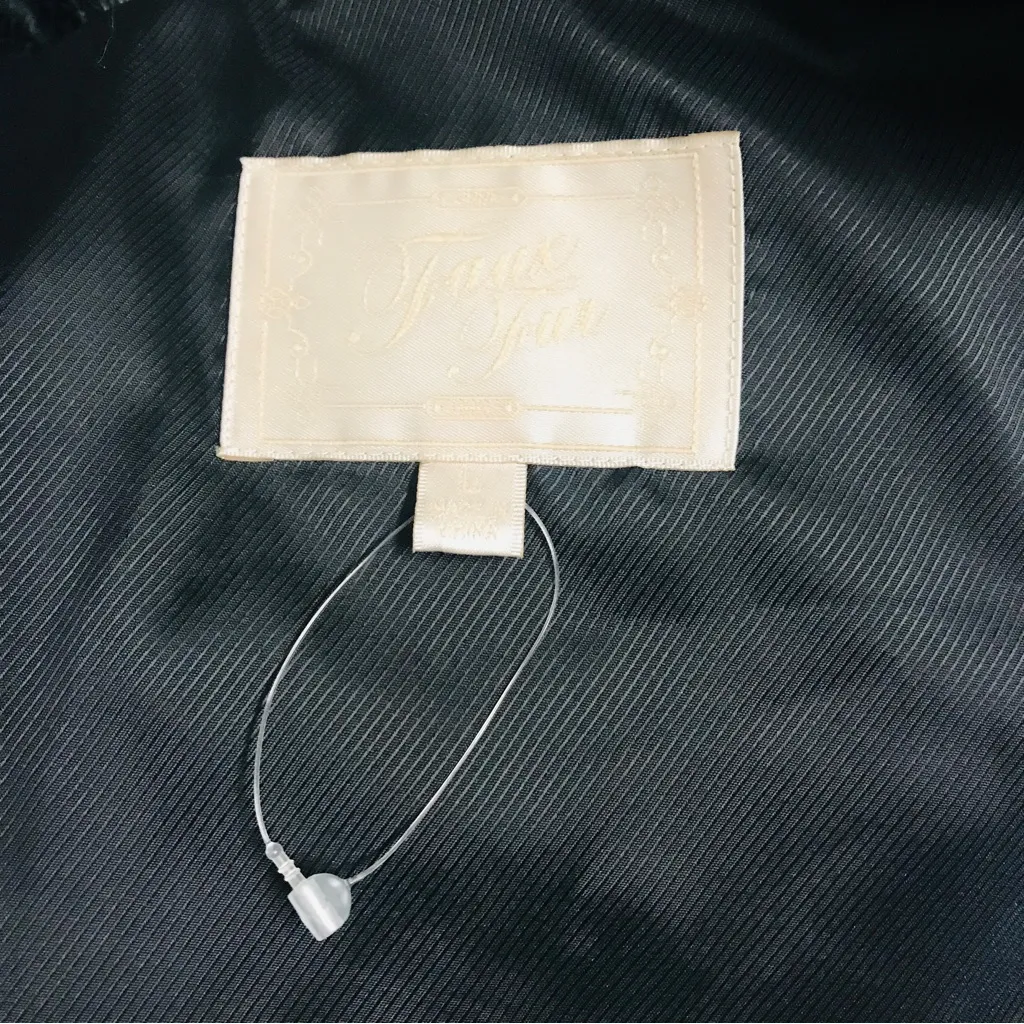 Uniqlo faux fur sleeveless fuzzy vest jacket size L - Image 4