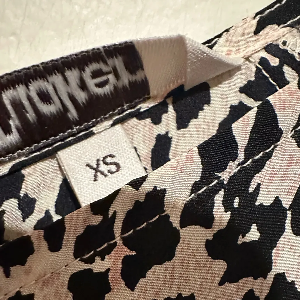 NEW TUCKER SILK ANIMAL PRINT CAP SLEEVE CREW NECK TOP XS Black - Image 5