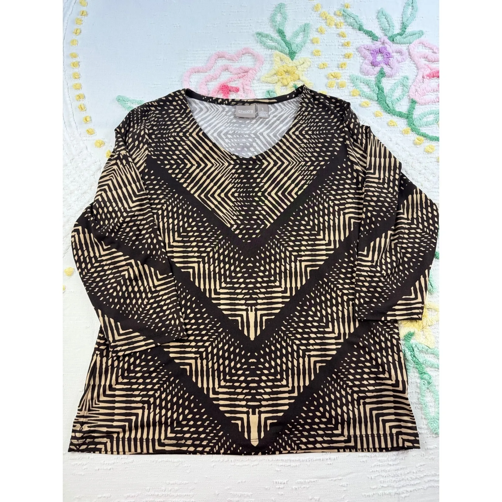 Chicos Top Womens 1 US Geométric Prim  V-neck, 3/4 Gray sleeves (09) - Image 2