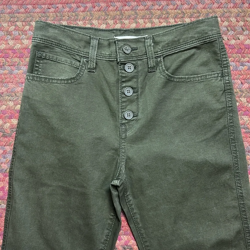 NEW LEVIS ARMY GREEN BUTTON FRONT 724 HIGH RISE CROP STRAIGHT JEANS - Image 2