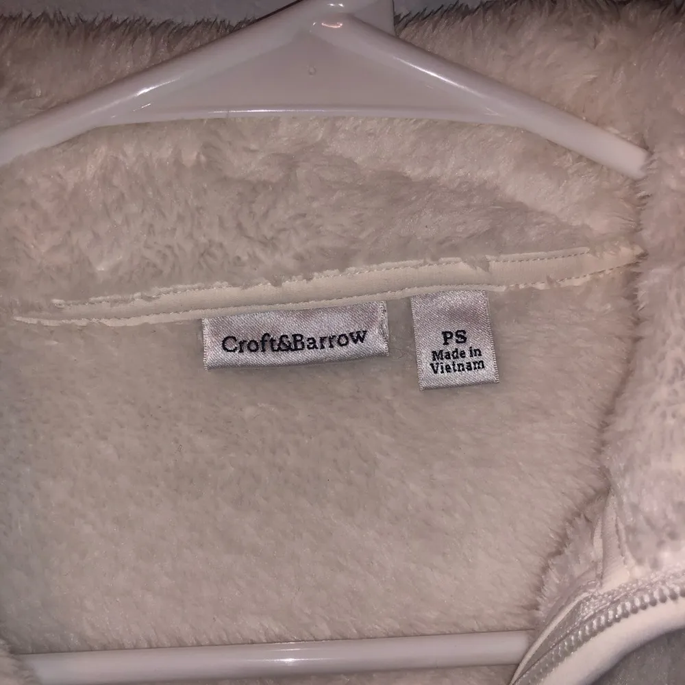 NWOT fluffy winter vest Size undefined - Image 4