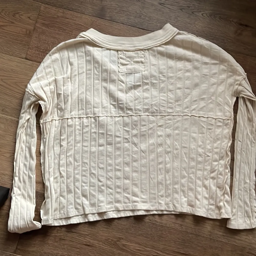 Free people beige cotton Henley, big buttons,size small - Image 4