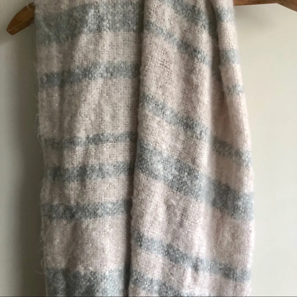 ⭐️AEO Pink & Gray fuzzy scarf - Image 3