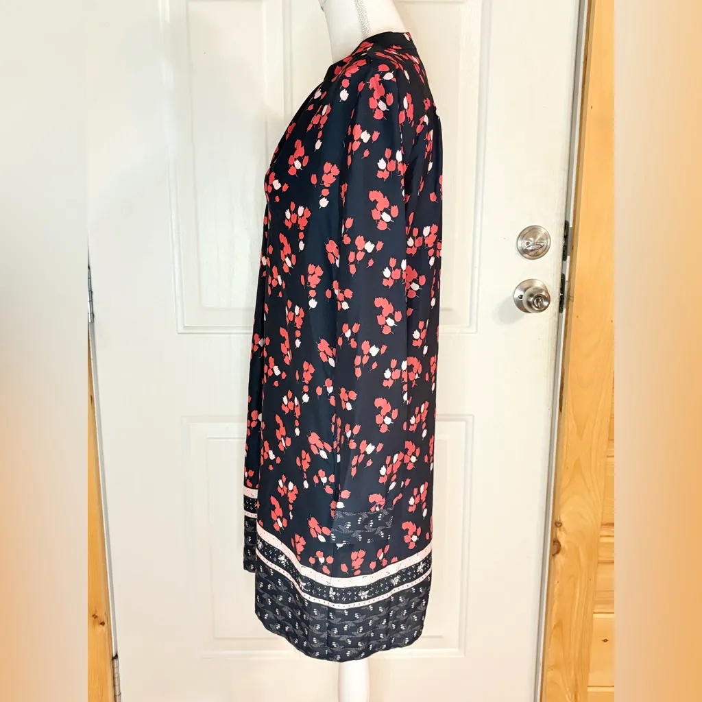 LOFT Black and Red Floral Split Neck Dress with front pockets. Size Small - Image 3