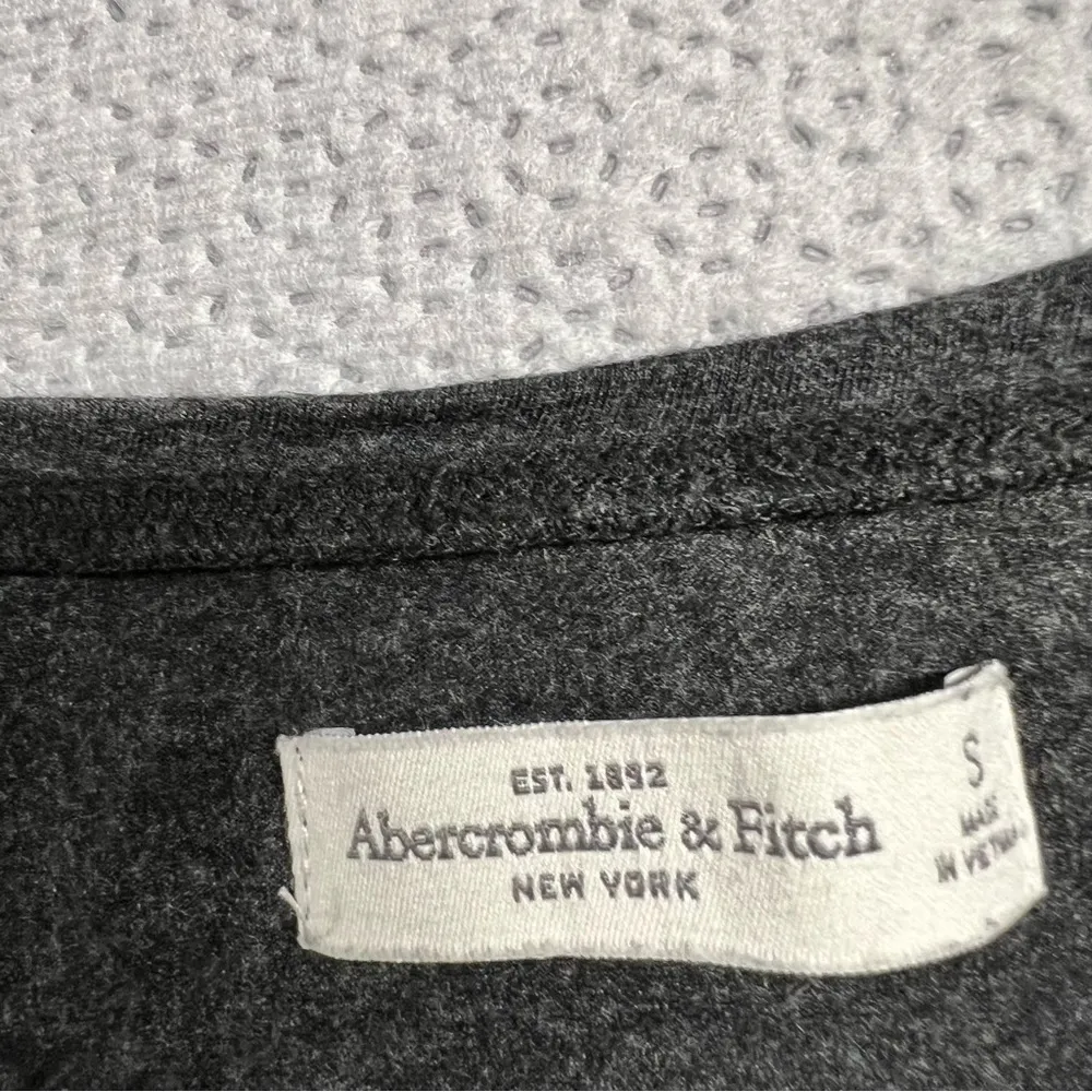 Abercrombie & Fitch Grey Crewneck Long Sleeve T-Shirt Size Small EUC - Image 3