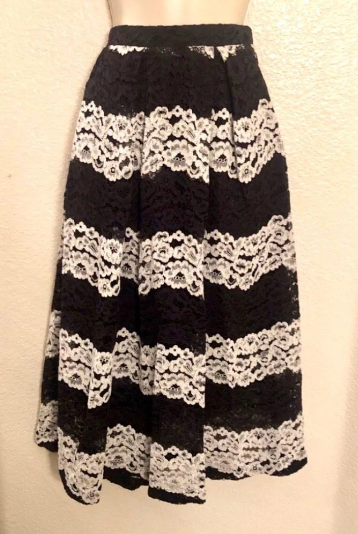 NWOT  Black & White lace skirt. Sz 8 - Image 2