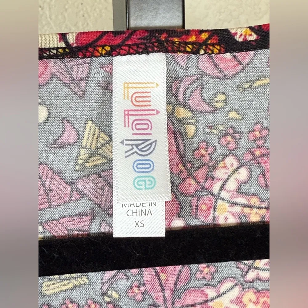 LuLaRoe XS Floral Geometric Print Stretch Tunic Top Black Red Pink Boho Flowy - Image 4