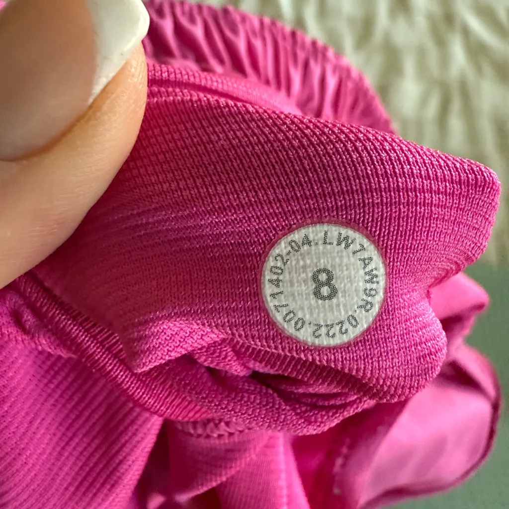 Lululemon Hotty Hot LR Low Rise Short 2.5” Size 8 Sonic Pink - Image 4