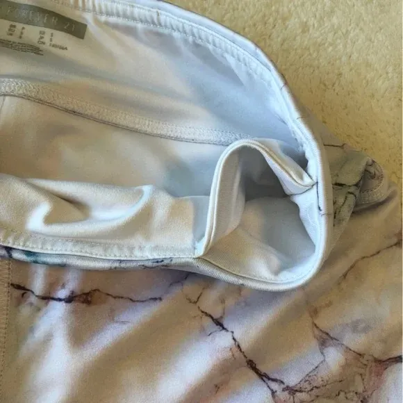 Forever 21 Leggings Capri White Marble Print 3/4 Length Size Small Yoga Workout - Image 4