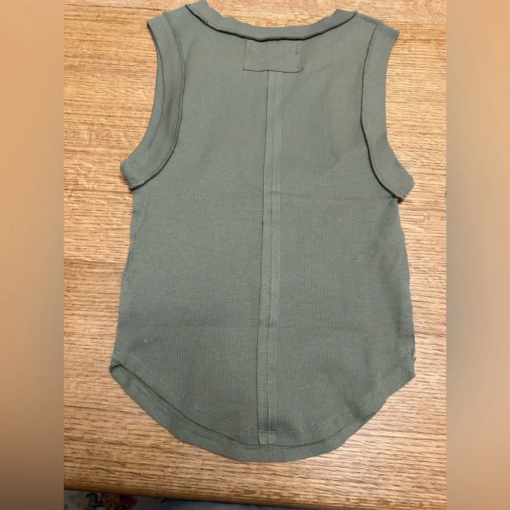 We The Free People NWOT Kate Tank green sz Medium 13" ptp - Image 5