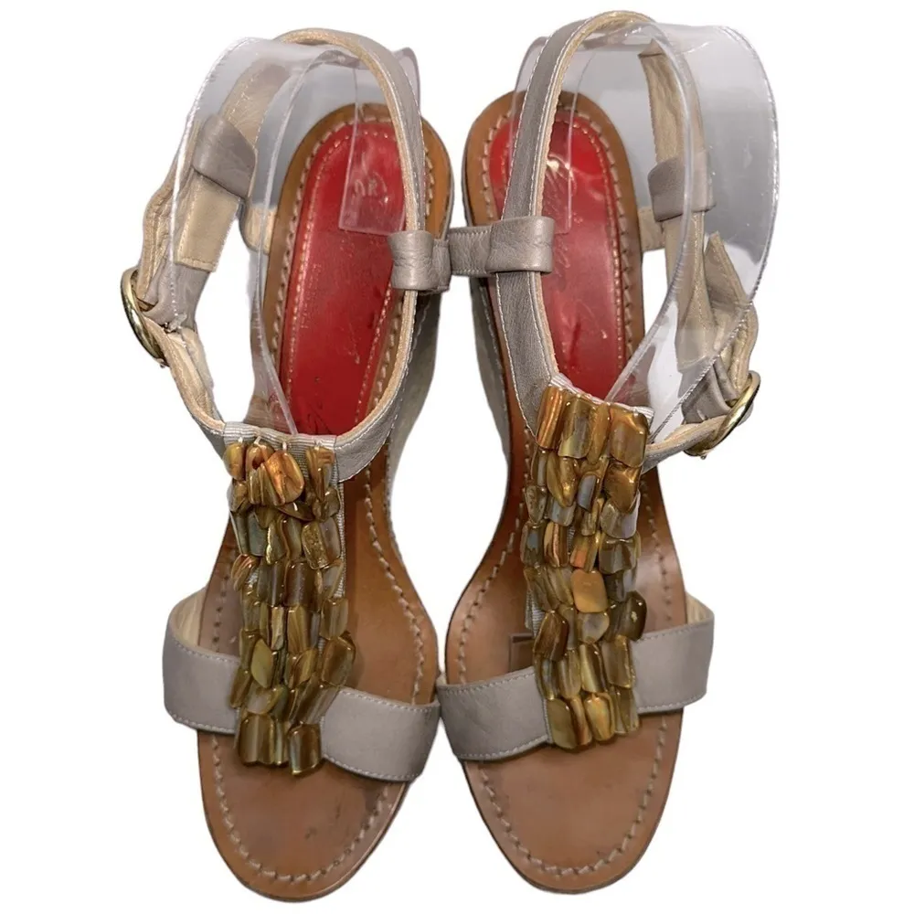 Paloma Barcelo Women’s 9 Light Gray Leather Shell Front Strappy Heeled Wedges - Image 4