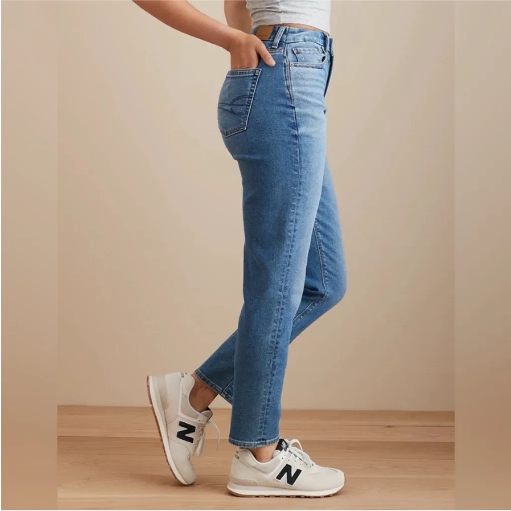 AE American Eagle Curvy Mom Jean Cheeky
Straight Leg Stretch Denim 16 short - Image 4