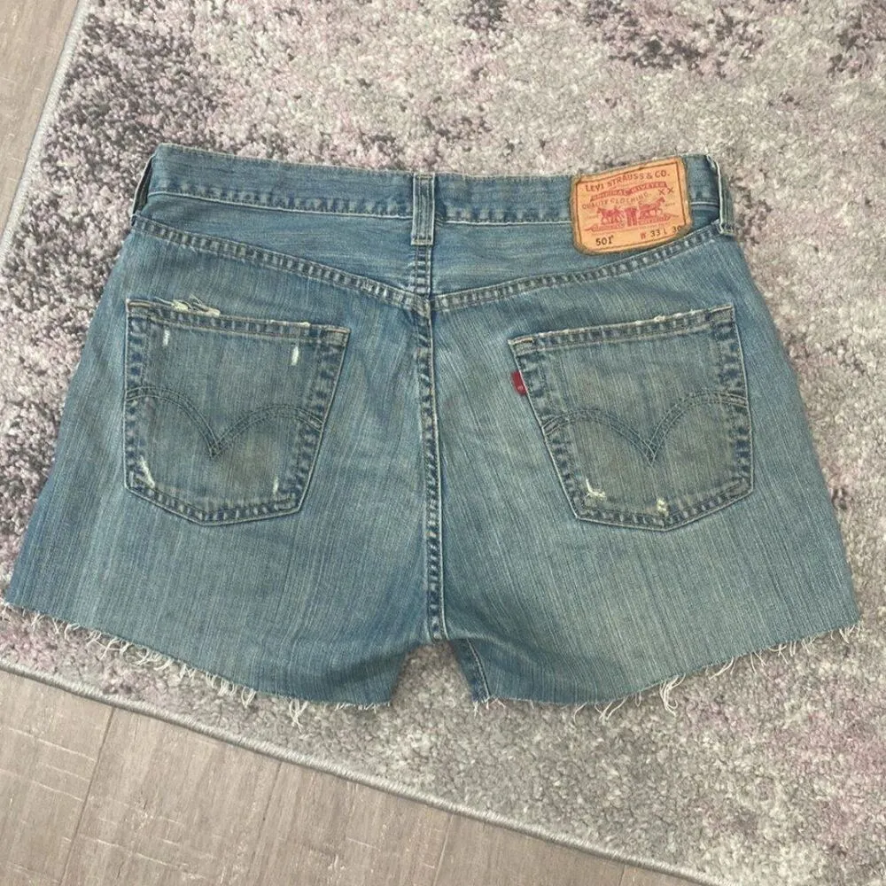Levi's Women's Light Wash 501 Button Fly Denim Cut Off Denim Jean Shorts Sz 33 - Image 5