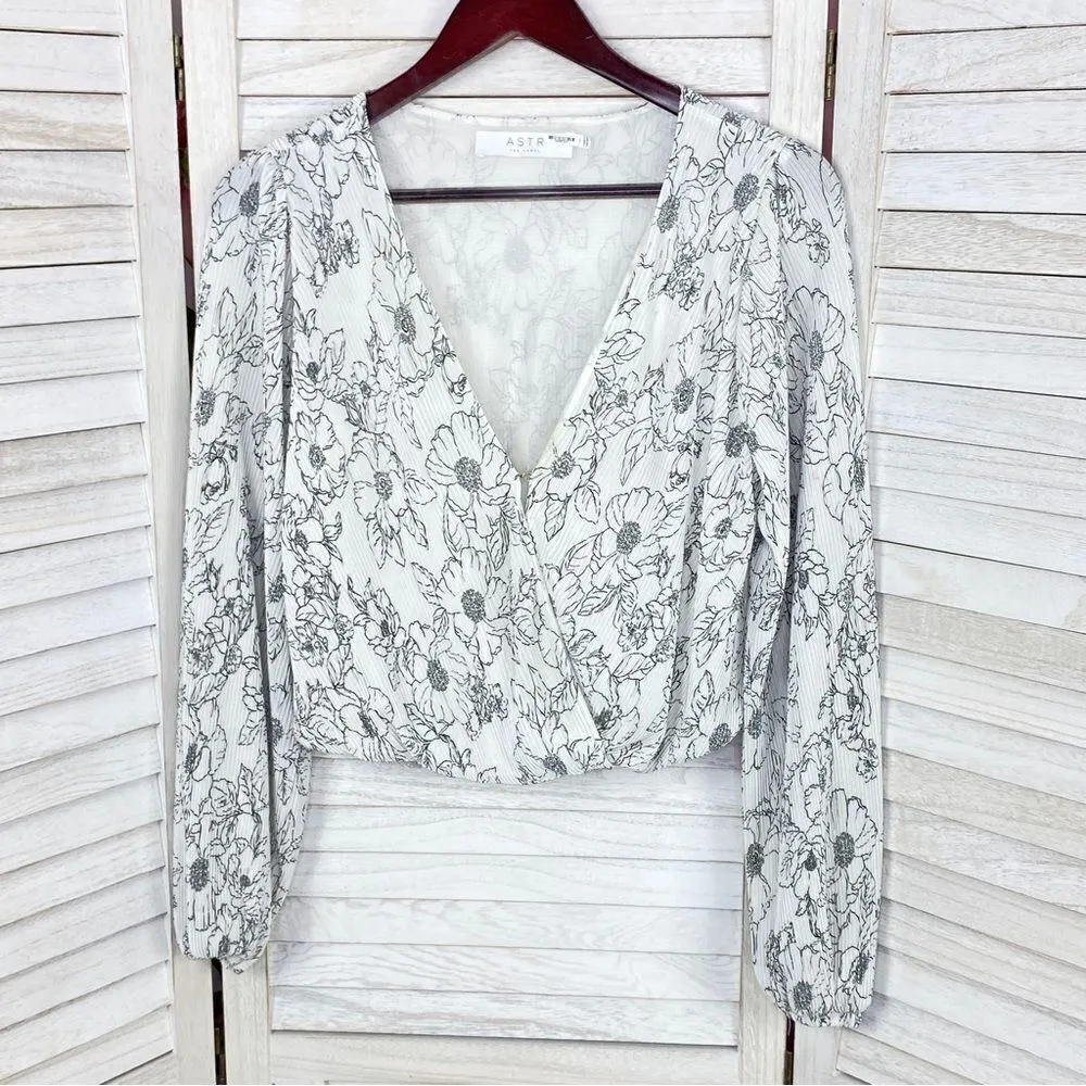 ASTR The Label Blouse Pleated Floral Faux Wrap White Black Size Small - Image 9