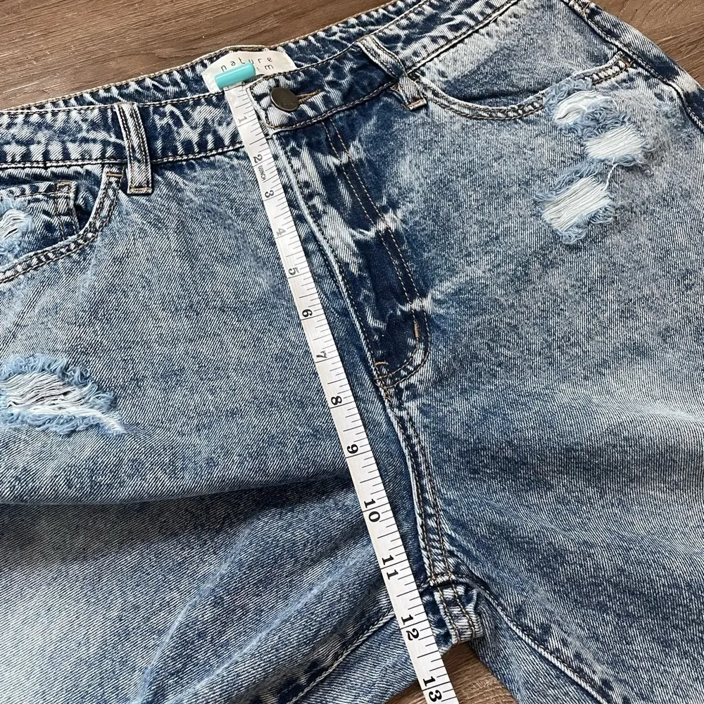 nature denim high rise light wash distressed mom jean women’s size 11 inseam 29 Blue - Image 10