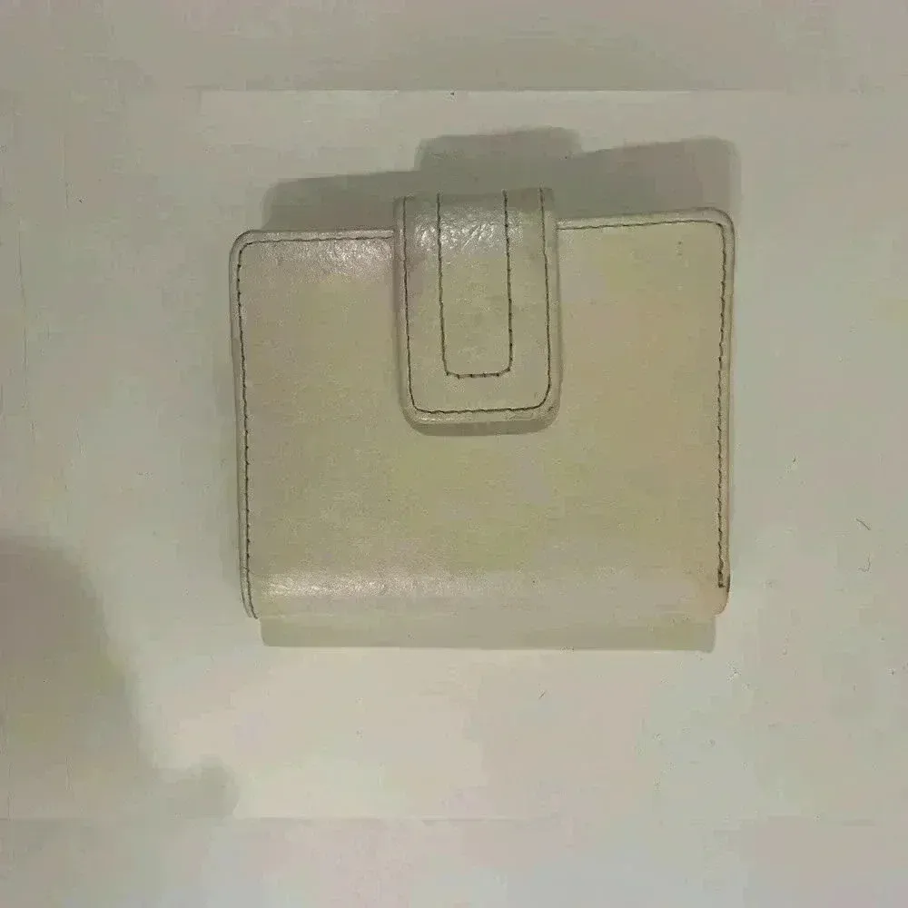 Fossil Women’s 
Logan Mini Multifunction Leather White‎ Wallet - Image 2