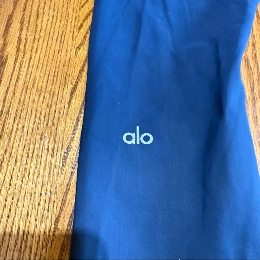 Alo Yoga High-Waist Ripped Warrior Leggings in Rich Navy
Size Small - Image 4
