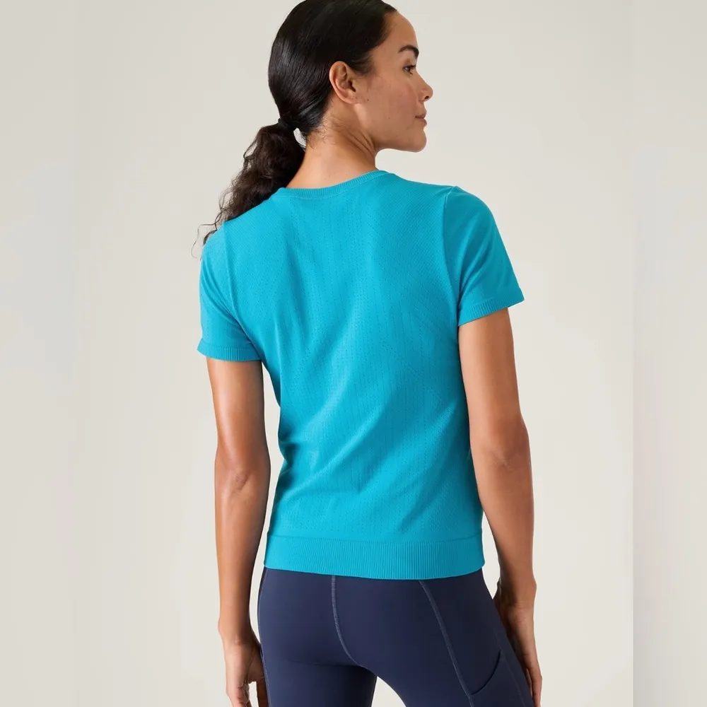 Athleta In Motion Seamless Tee size L - Image 2