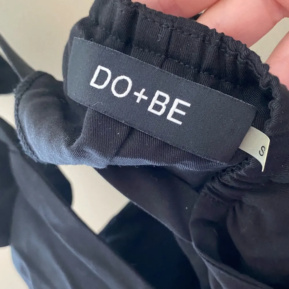 Women’s Do+Be Black Ruffle Sleeve Cross Back Tank Top Size Small - Image 4