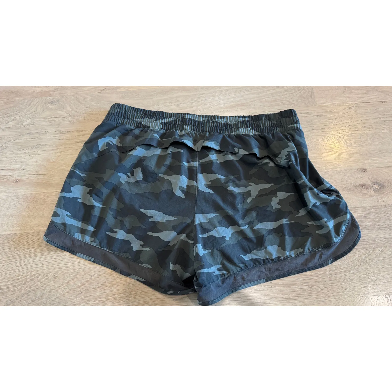 ATHLETA PRINTED MESH RACER RUN SHORT 4” olive camo size large - Image 4