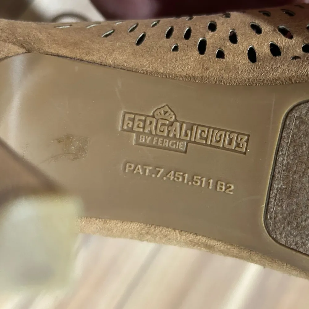 Fergie Tan Lace - Image 3