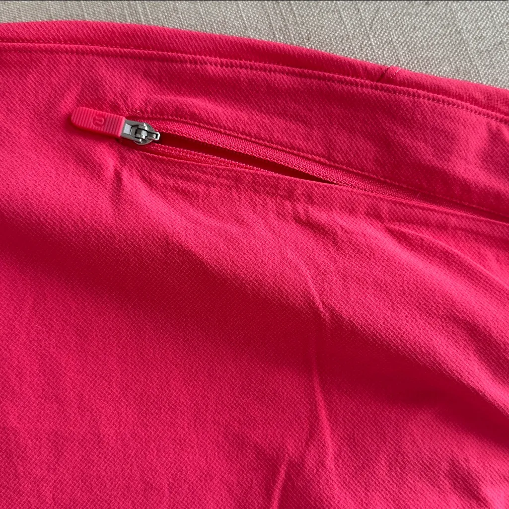 Lululemon License to Train 4” short size 8 Lipgloss - Image 3