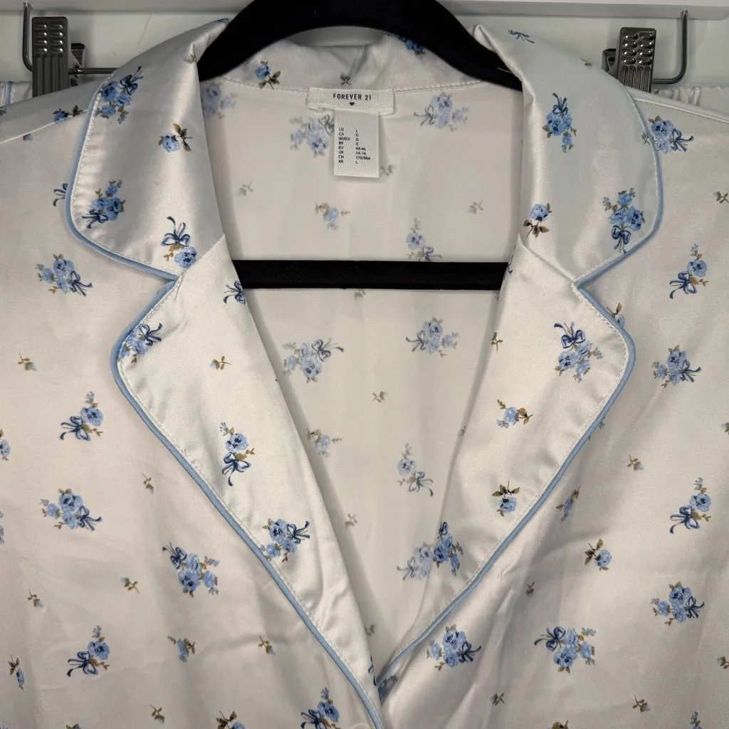 White And Blue Floral Satin Short Sleeve Pajama Button Up Shirt Size Large - Image 5