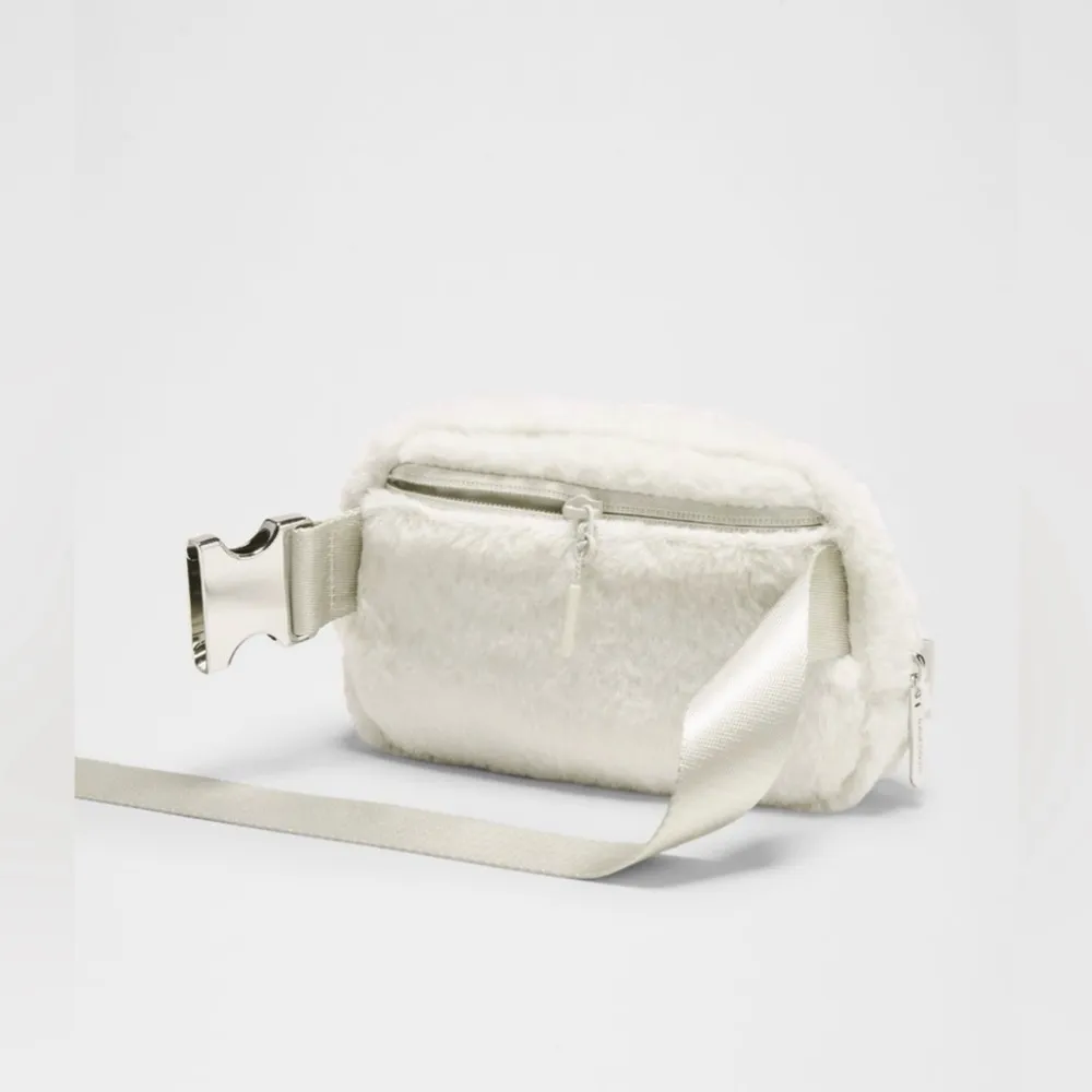 Lululemon Everywhere Belt Bag Plush Fleece, Color Bone/ Silver, 1L, NWT - Image 3