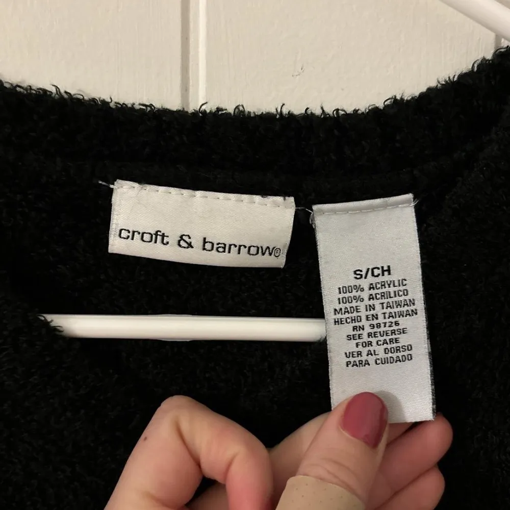 Black v neck sweater! Size s. Very cozy. Brand is Croft and Barrow - Image 3
