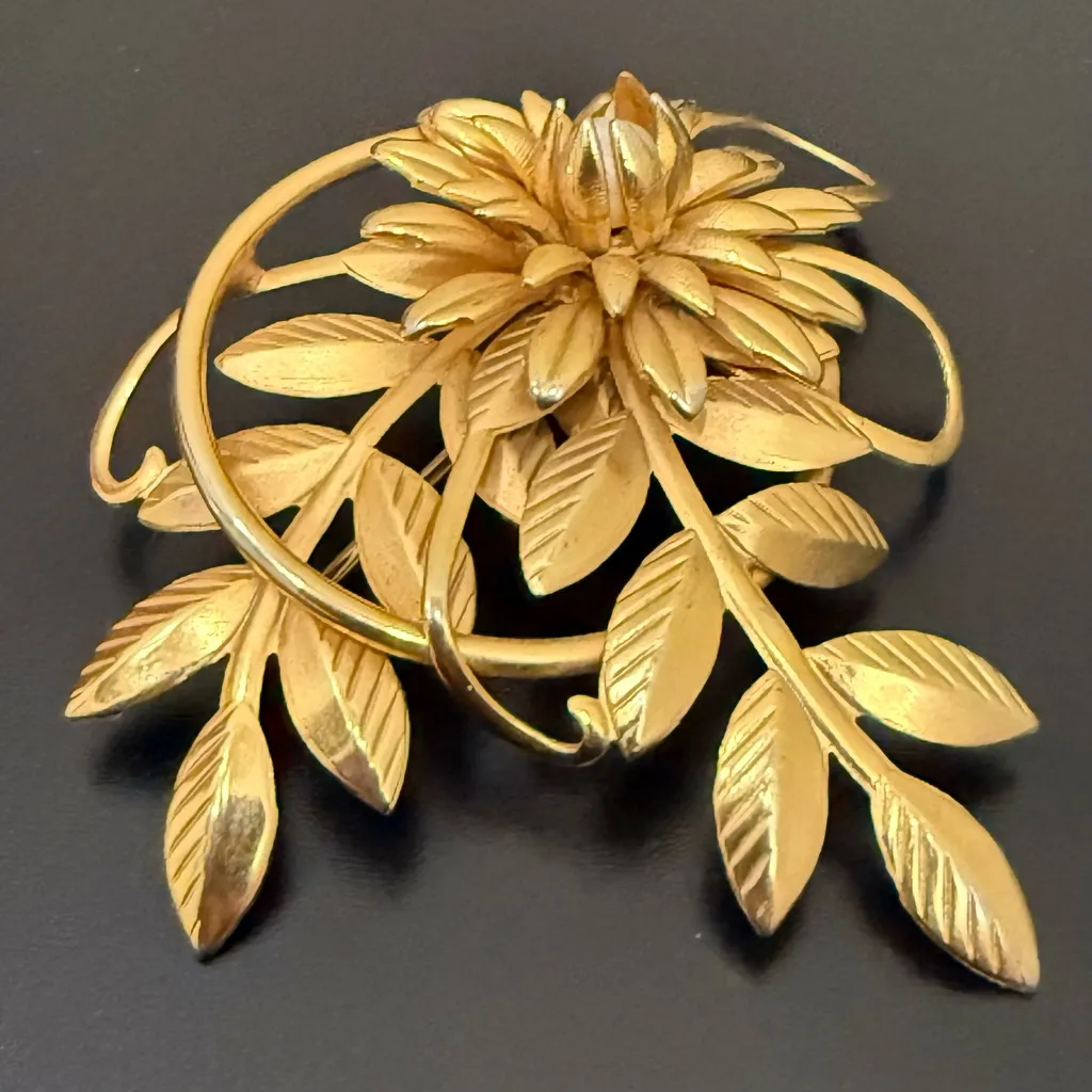Vintage Unsigned Gold Tone Textured Flower Sprays Faux Pearl Brooch Pin 7g. - Image 4