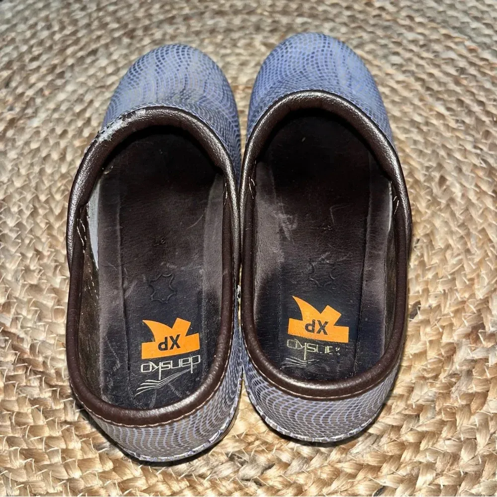 Dansko Women's Size 37 (6.5-7) Purple Snakeskin Pattern Professional Work Clogs - Image 5