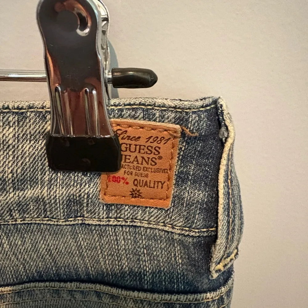 Woman’s Vintage Guess Blue Ankle Cropped Jeans Distressed Jeans in Size 28 - Image 7