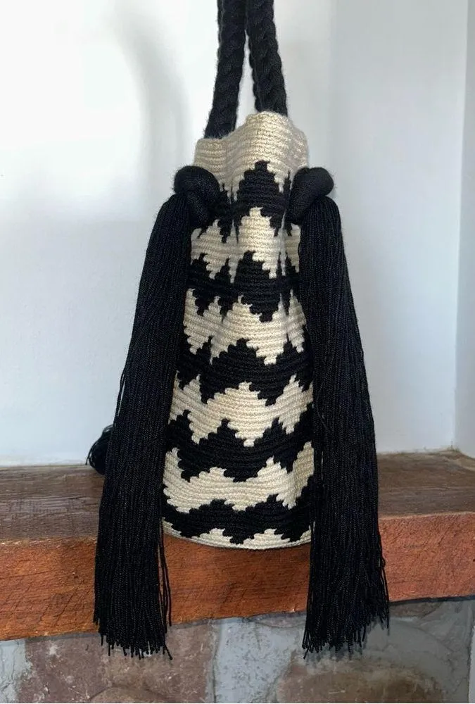 Authentic 100% Wayuu Mochila Colombian Bag Large top handle chevron black beige - Image 6