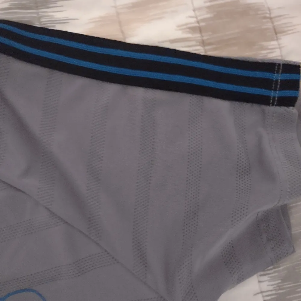 Junior teen Small  women's shirt athletic quick dry fit material - Image 4