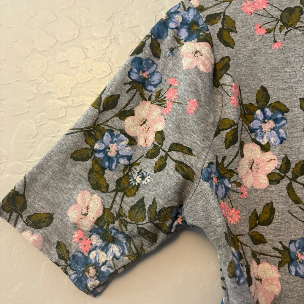 Motherhood Maternity gray short sleeve top with pink and blue flowers medium - Image 15