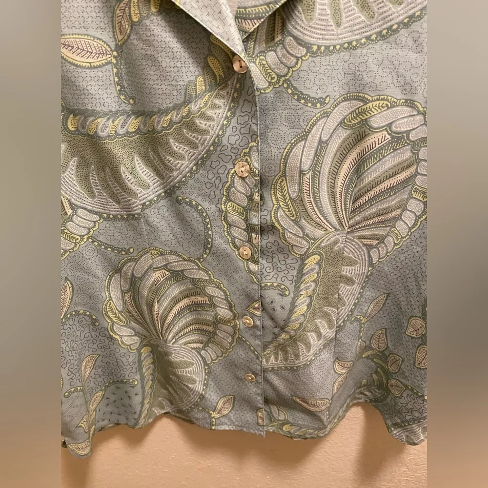 Tommy Bahama 100% Silk Button Down Tropical Blouse With Mother Of Pearl Buttons. - Image 3