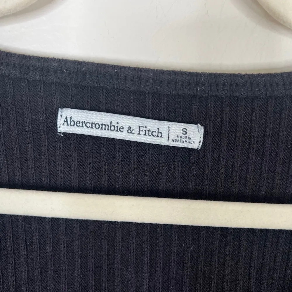 Abercrombie & Fitch Ribbed Knit Criss Cross Surplice Front Cropped Long Sleeve - Image 5