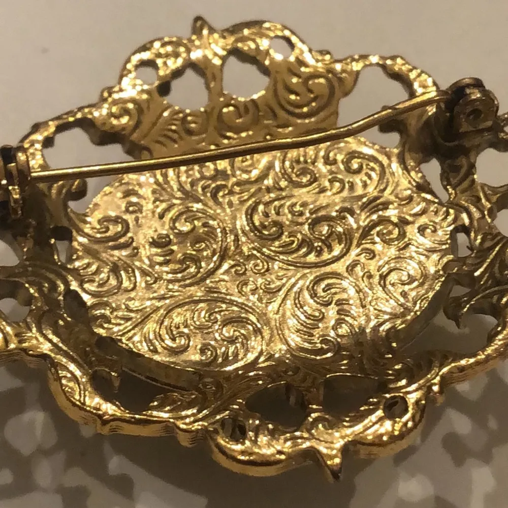 Vintage 1928 ? Brand Gold Tone Black Floral Center Oval Brooch Shoulder Pin - Image 8