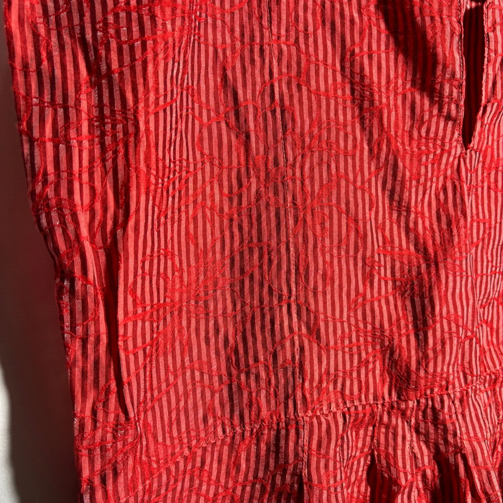 Cut Loose Womens Red Striped Floral Embossed Sleeveless Top M Iridescent‎ V Neck Size M - Image 3